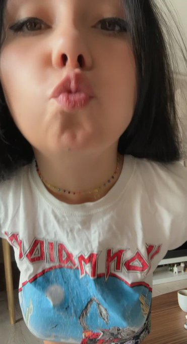 A Kiss and boobies for you! https://t.co/LWvLNqm9nc