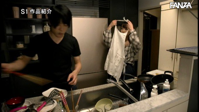 川の字で寝ていた彼女が真横で親友に夜●いされているのに寝たふりをする僕。 架乃ゆら https://t.co/IrEWyIsLxR