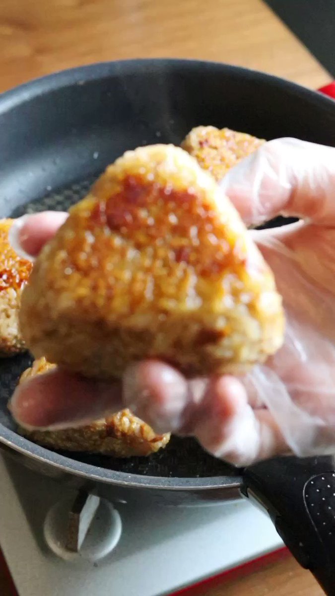 美味しいものを全部詰め込んだ『バター醤油ツナチーズ焼おにぎり』