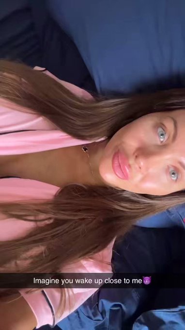 Wake up close to me (No makeup, No filter)? https://t.co/OE4AUQDLa9 https://t.co/tN6jn09hMX