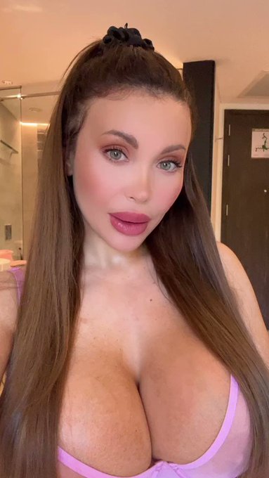 Happy Titty Tuesday guys ?? https://t.co/OE4AUQDLa9 https://t.co/LDgolfXy3y