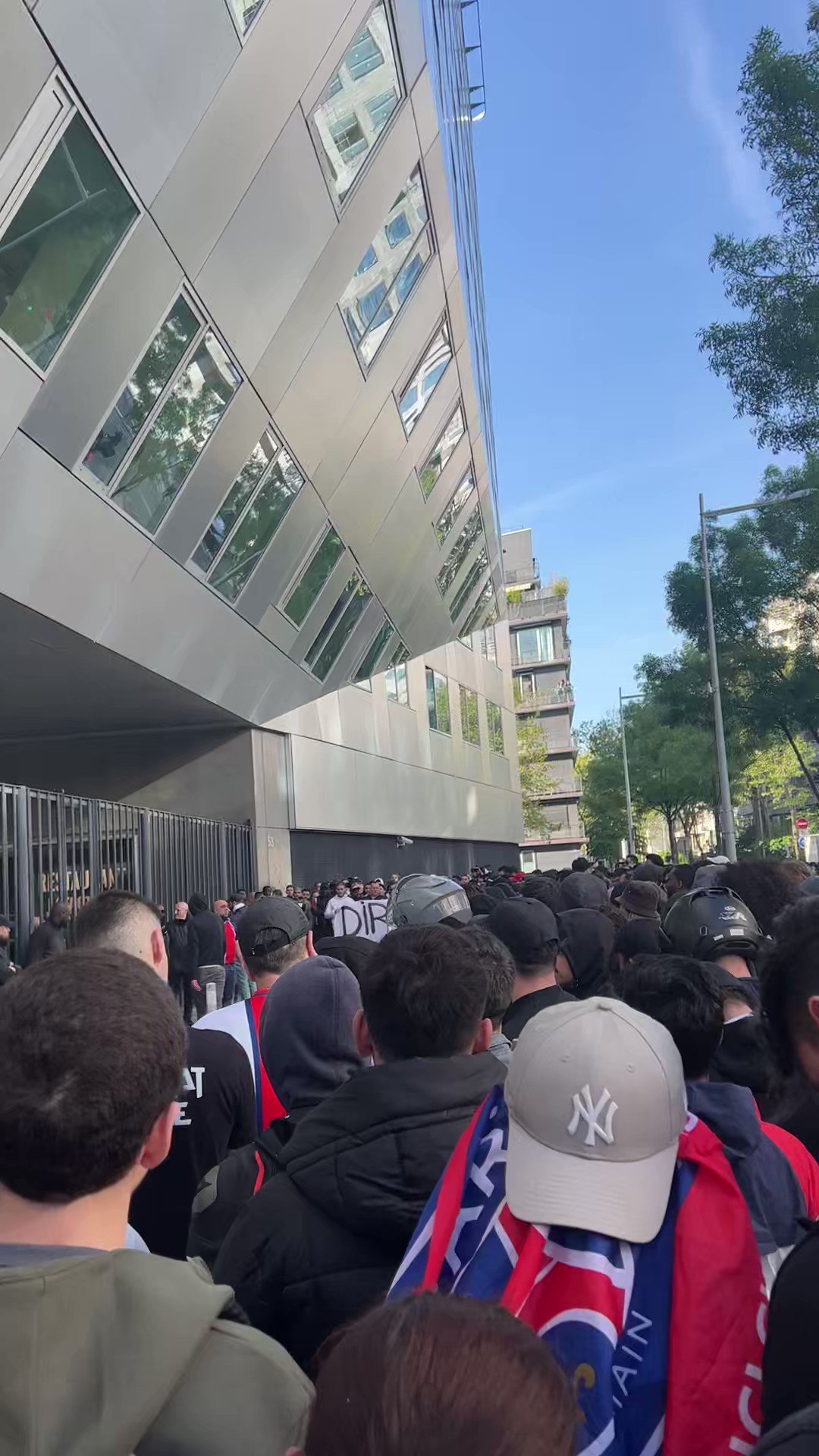 B R Football On Twitter PSG Fans Call Out Messi via 