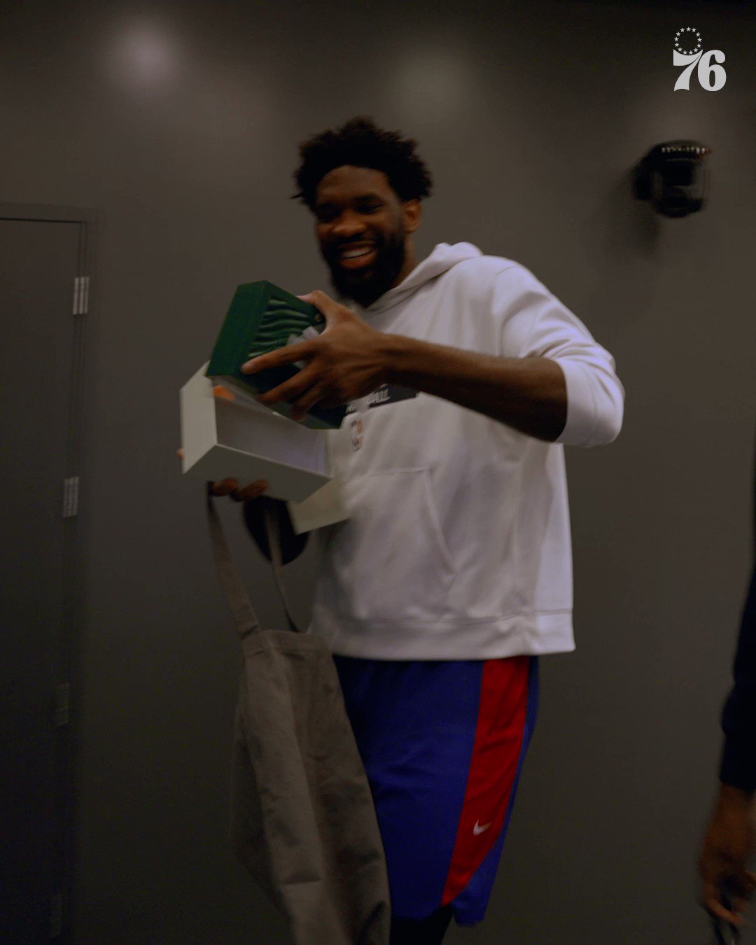 [問題] James Harden送給Joel Embild的錶