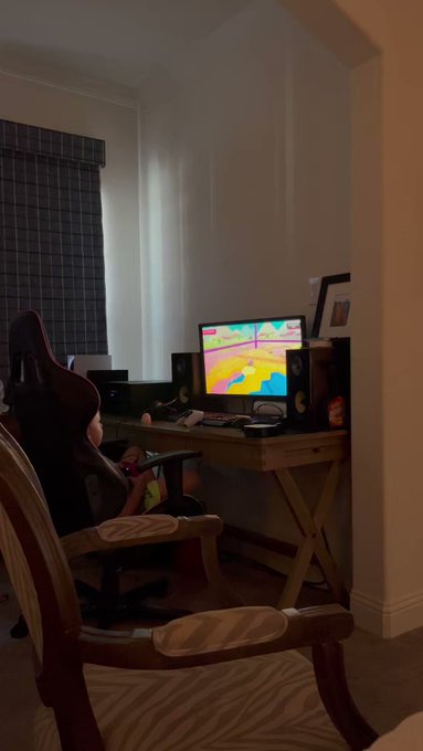 My five year old winning his first @FallGuysGame match 😂 #FallGuys https://t.co/YPt0yBOkDv