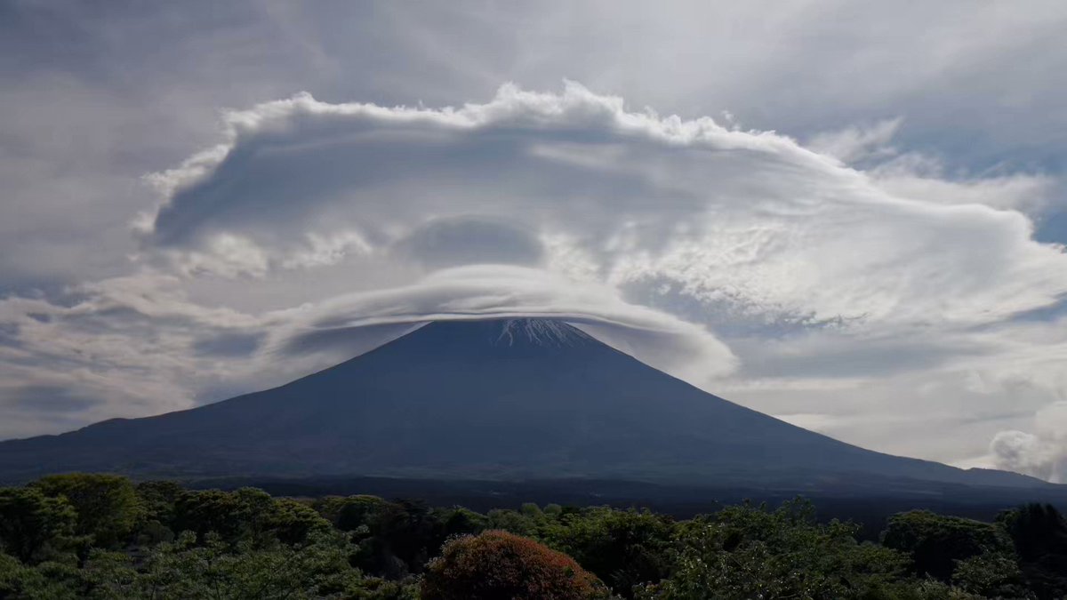 目まぐるしく変化する巨大笠雲がカッコいい❗️ 昨日大バズりした笠雲のタイムラプス動画です🎥