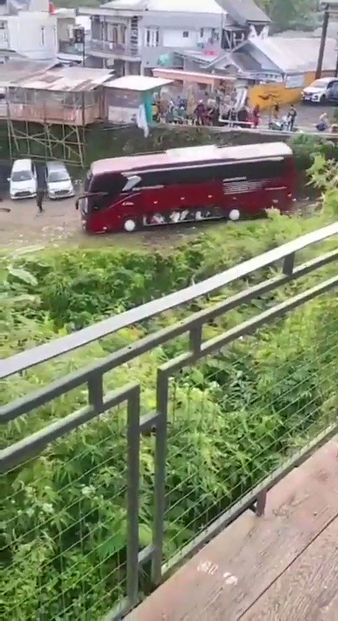 Terror Alarm on Twitter: "🚨🇮🇩 #Indonesia: The moment a bus carrying 50  people plunged into a river in Tegal. The incident left one person dead and  the rest of passengers are in