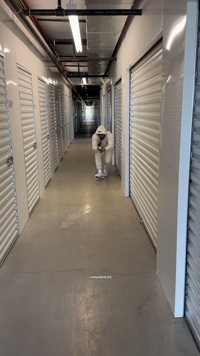 CARLOS HAHA DAVIS on Twitter "How it be when you throw a grenade back on call of duty 😂😂😂😂😂"