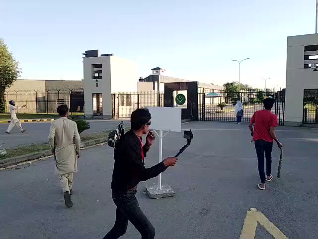 Aditya Raj Kaul on Twitter: "#BREAKING: Pakistan Army HQs - GHQ Rawalpindi under attack by public after Imran Khan's arrest. Women leading violent protest against Pakistan Army. Mob enters GHQ Rawalpindi. Pakistan