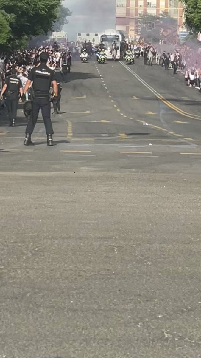 Le Journal Du Real On Twitter Le Bus Du Real Madrid Est Arriv Au 