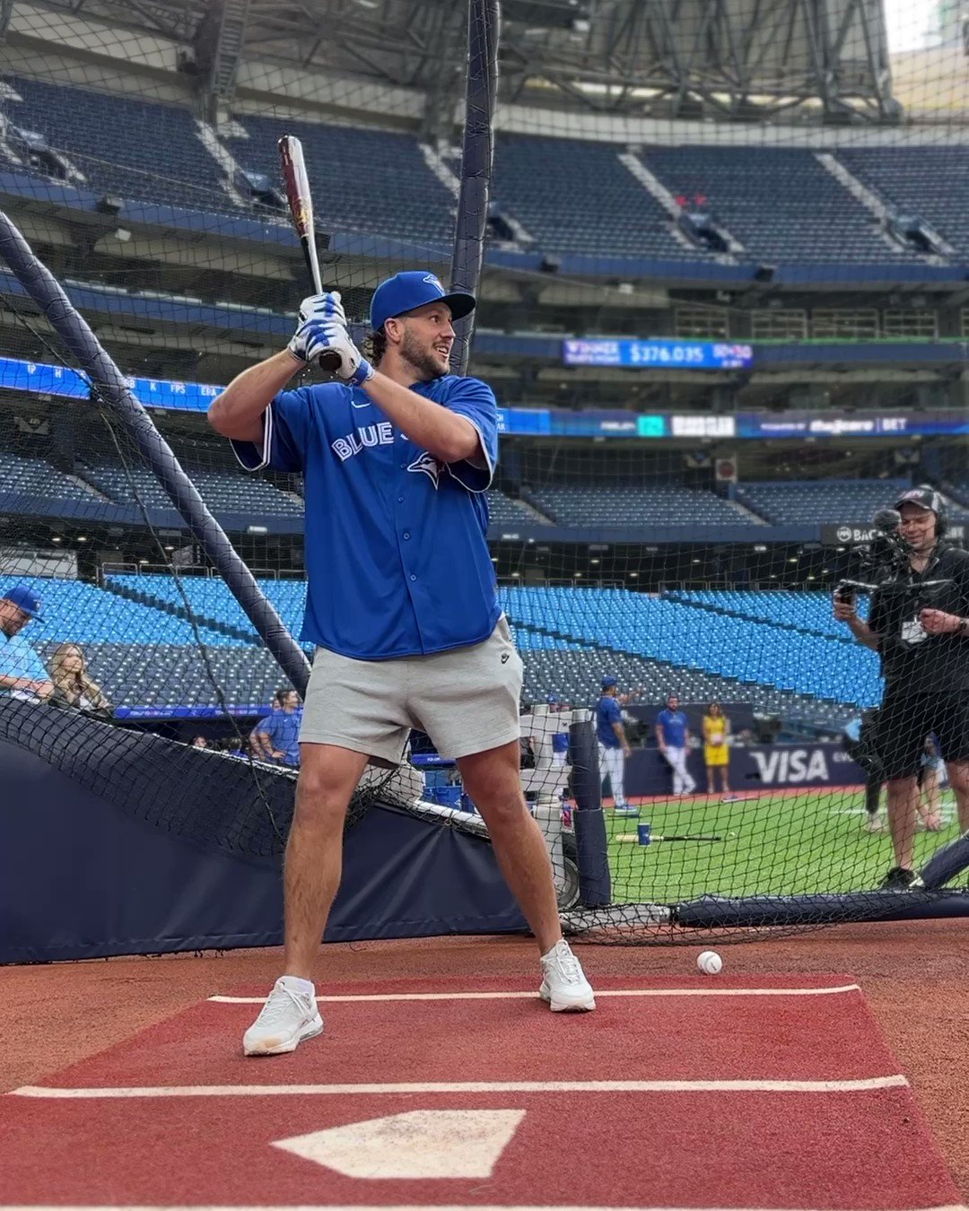 BillsMafia x #NextLevel Josh Allen and the Buffalo Bills were in Toronto on Monday to take in a Blue Jays game. ⚾️🏈 📹: @buffalobills…