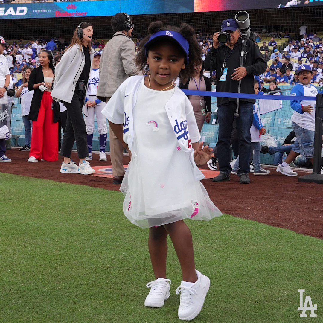 Los Angeles Dodgers on X: Fresh threads. Tonight's @mookiebetts jersey  giveaway presented by Budweiser.  / X