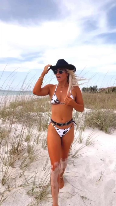 When they say you can’t be a cowgirl that lives in Florida who plays golf… 🤠🏝️⛳️ #itsmehi 🙋🏼‍♀️ #cowgirl