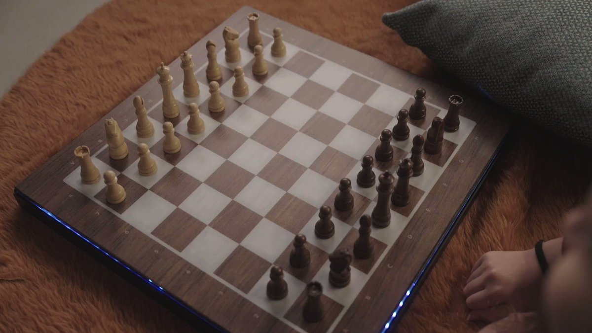 GoChess revolutionizes chess with robotically moving pieces