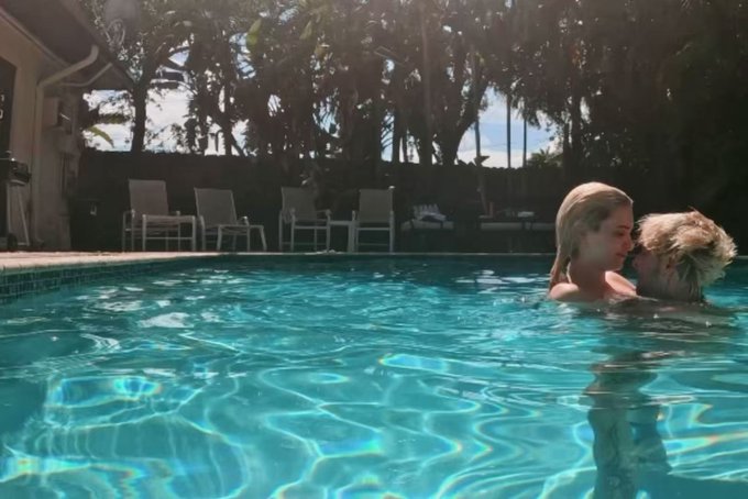 just a romantic lil swim w/ @LolaFaeXXX ? https://t.co/q4ND91Uc1X