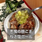 丸めて楽しい、食べて美味しい!カリッとジューシーな、絶品「豚こまねぎ塩ボール」。