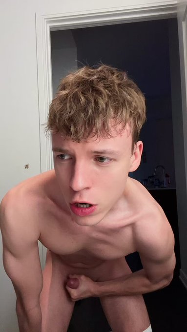 Watching porn and jerking off

Retweet if you would like to be behind  me ? https://t.co/5qaIwEJszn