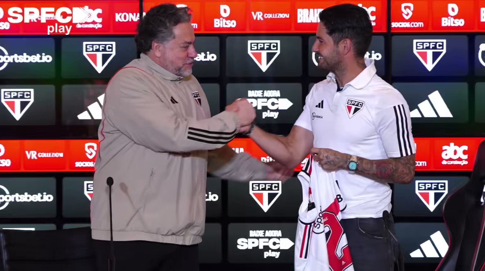 Apresentado no São Paulo, Pato quebra protocolo antes de vestir a