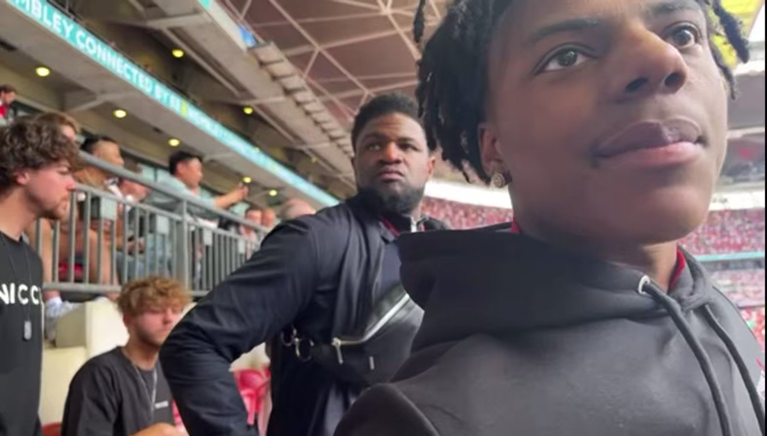 r Speed é agredido por torcedor em Wembley