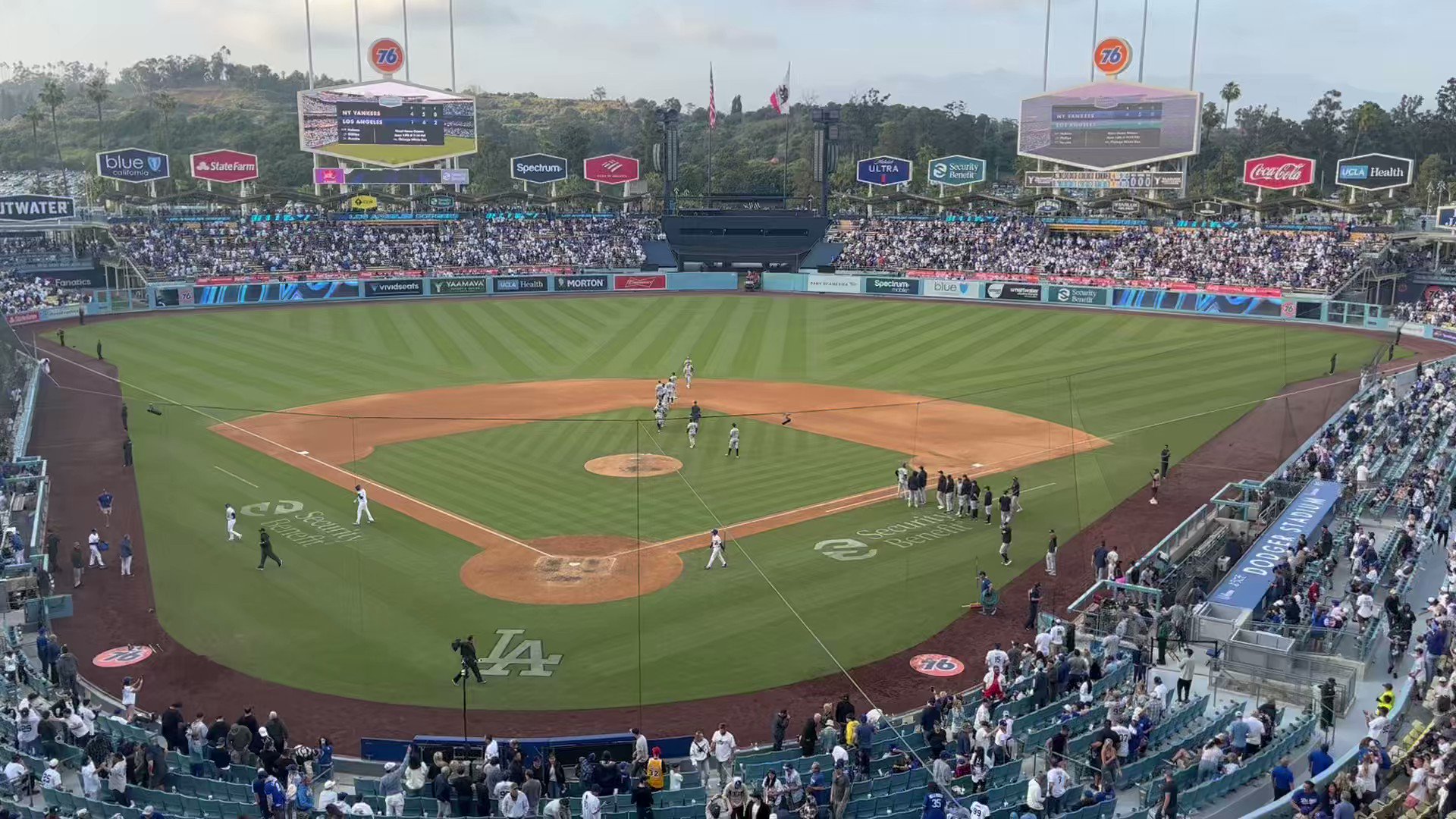 Yankees at Dodgers / Twitter