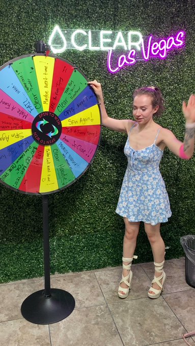 on Fridays we spin the wheel! 

thanks @get_clrd 😍 https://t.co/xOsAQXtbyk https://t.co/0dZHGh8Ekq