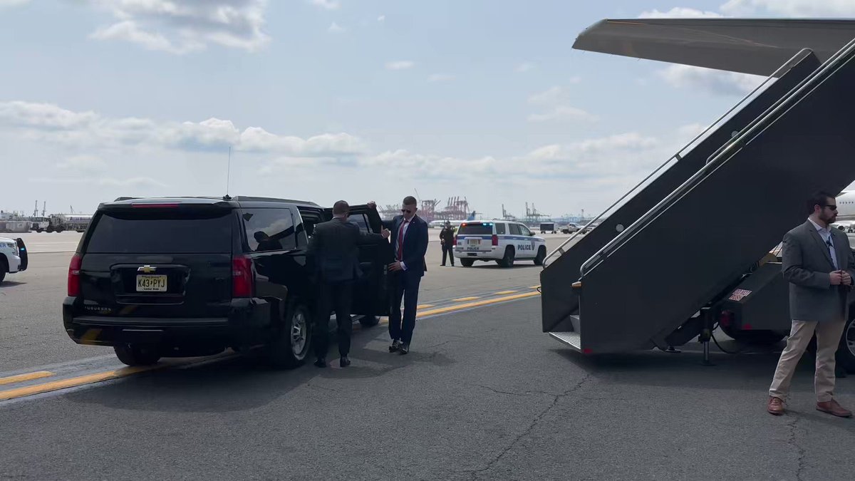 Raheem. on Twitter "LIVE NOW Trump arrives at his plane, ready to fly