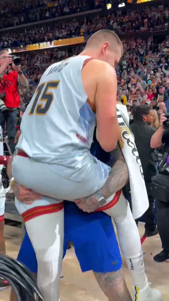 Re: [情報] 肥哥把阿肥舉起來慶祝奪冠！