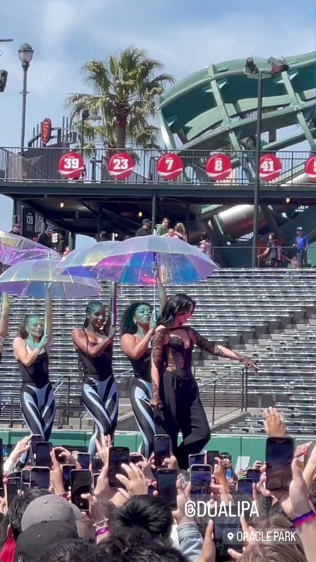Xime ♡ FITFWT on Twitter "RT dlipanews Dua Lipa performing at the “Genentech Gives Back