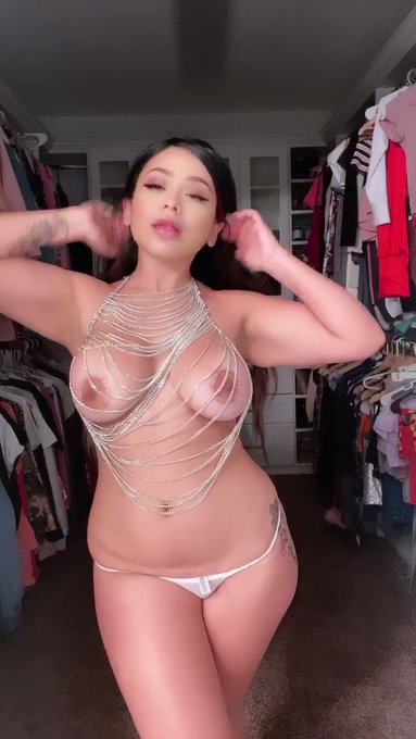 i loved this top https://t.co/9XaAmjXq7q