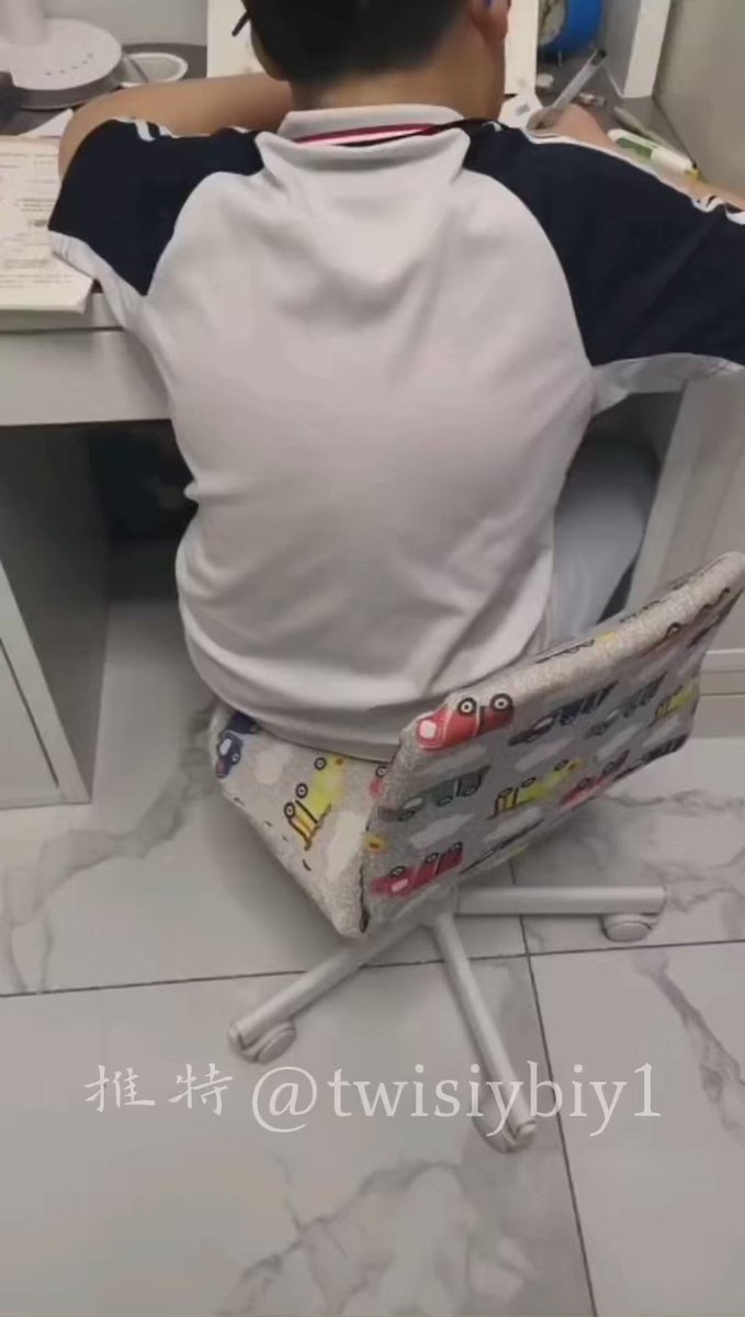 儿子不会想到妈妈在他后面做什么吧？双层白丝袜红色超高跟，幻想疯狂舔儿子的鸡巴最后阿黑颜喷水-播放-逼痒滴