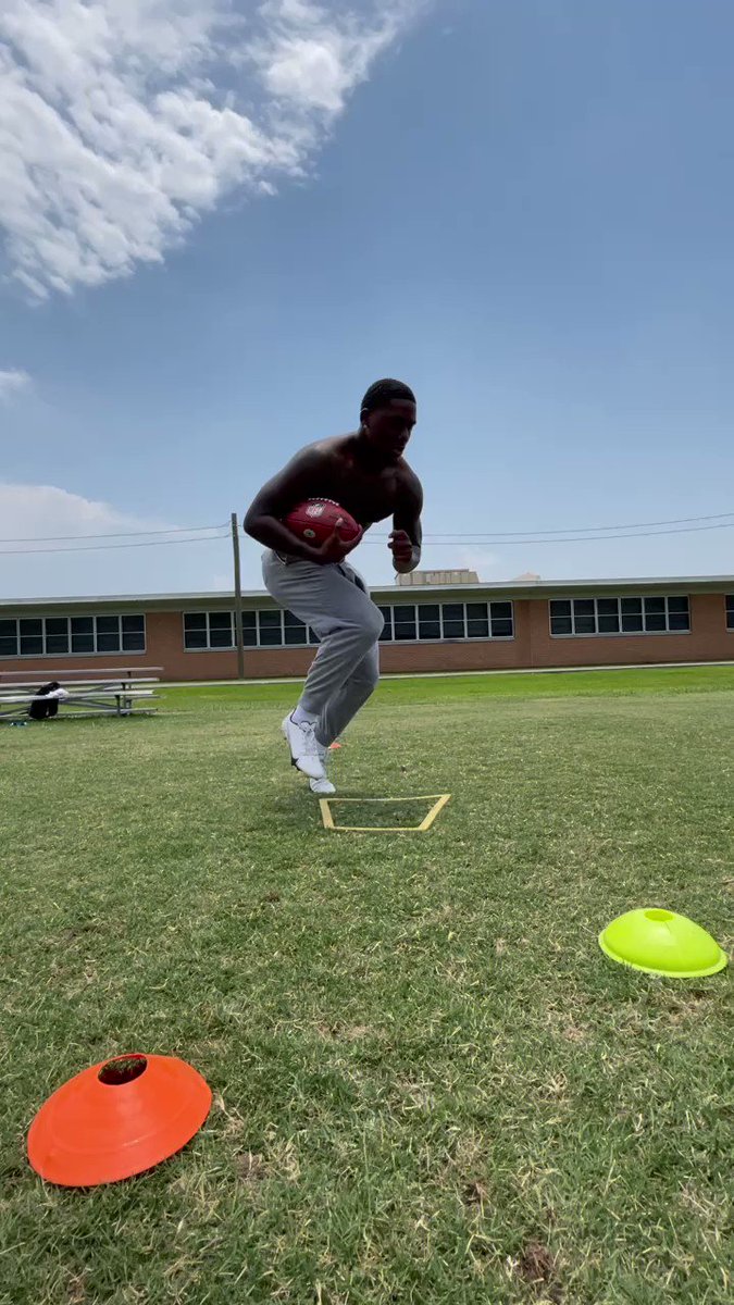 Arrowhead Addict On Twitter How Did A Running Back As Big And 