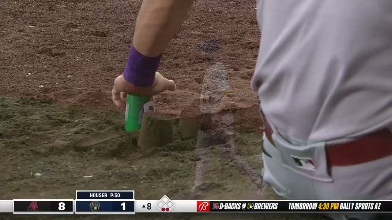 [分享] Lourdes Gurriel在場邊做沙雕XD