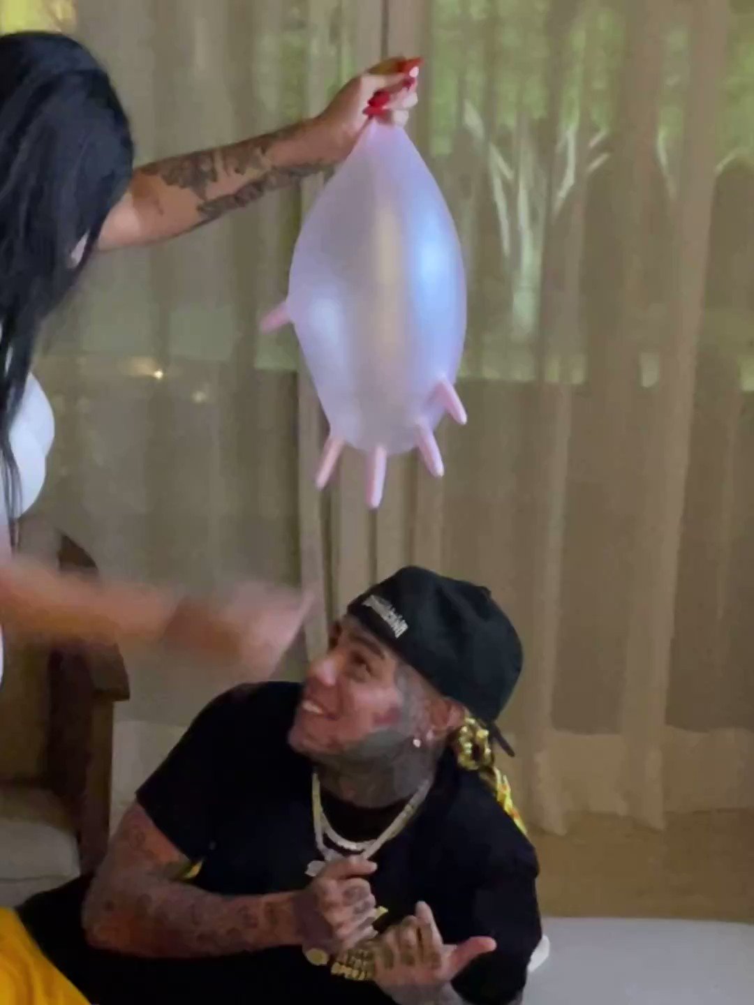World Latin Honey on X: 6ix9ine playing balloon games with Yailin  t.colUCLb5MDZM  X