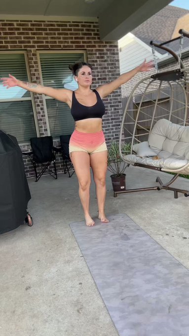 Morning Yoga :) First workout of the day for the 75 hard challenge ?? https://t.co/ynzkft5Pll
