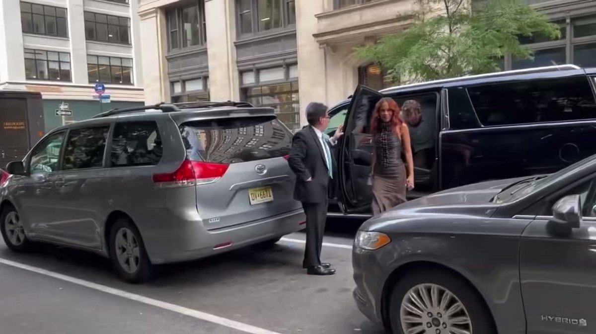 Rede Anitta | Fan Account on Twitter: "Anitta sendo fotografada