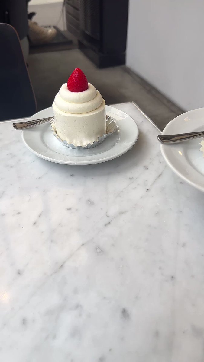 ショートケーキが丸い！表参道にあるお店のいちごのショートケーキは、丸みを帯びたクリームに巻かれた丸みのあるケーキだった！