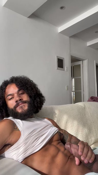 Good Morning, I am need a little help, someone? 

Alguem me ajuda em uma coisinha rapidinha aqui? https://t