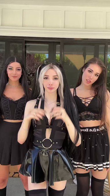 3 cuties in a backyard ? https://t.co/QwF7UgoNOC