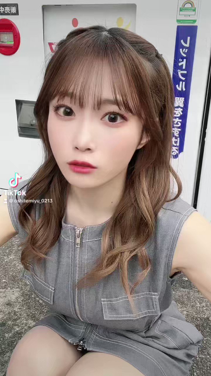 ローラ ViVi 直筆サイン入りポラロイド写真-