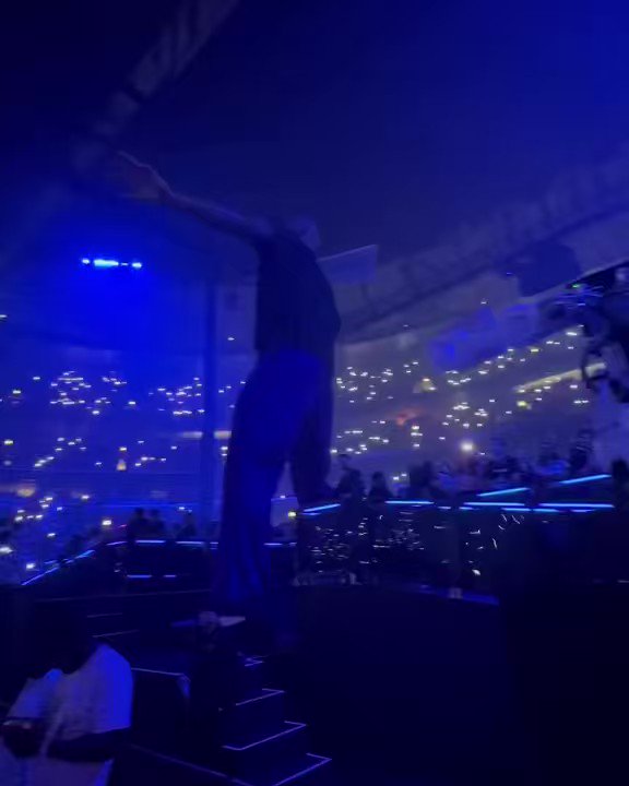 Nice Kicks on X: Drake honored Virgil Abloh with a statue at his It's All  A Blur concert in Chicago ✨ The statue references an image from Virgil's  first Louis Vuitton fashion