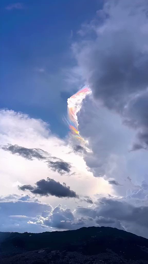 RT @VidsOfHeaven: Pileus clouds steal the show anytime they grace the sky https://t.co/TBdShRU3xI