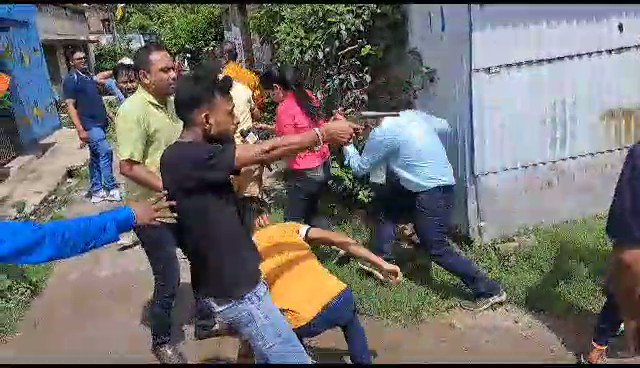 RT @MrSinha_: It’s happening in-front of police, on camera….
Indeed a sad day for Indian democracy!!
https://t.co/gE7B2zZrBV