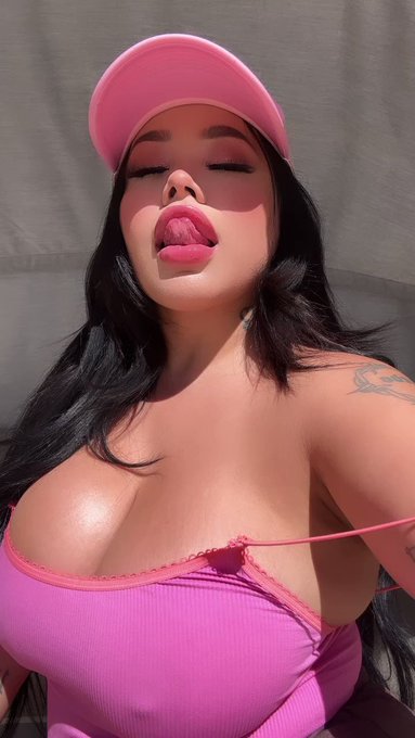 fuck my of has been making more $ so I’m slacking on the DMs to selll private snap but I’ll be online
