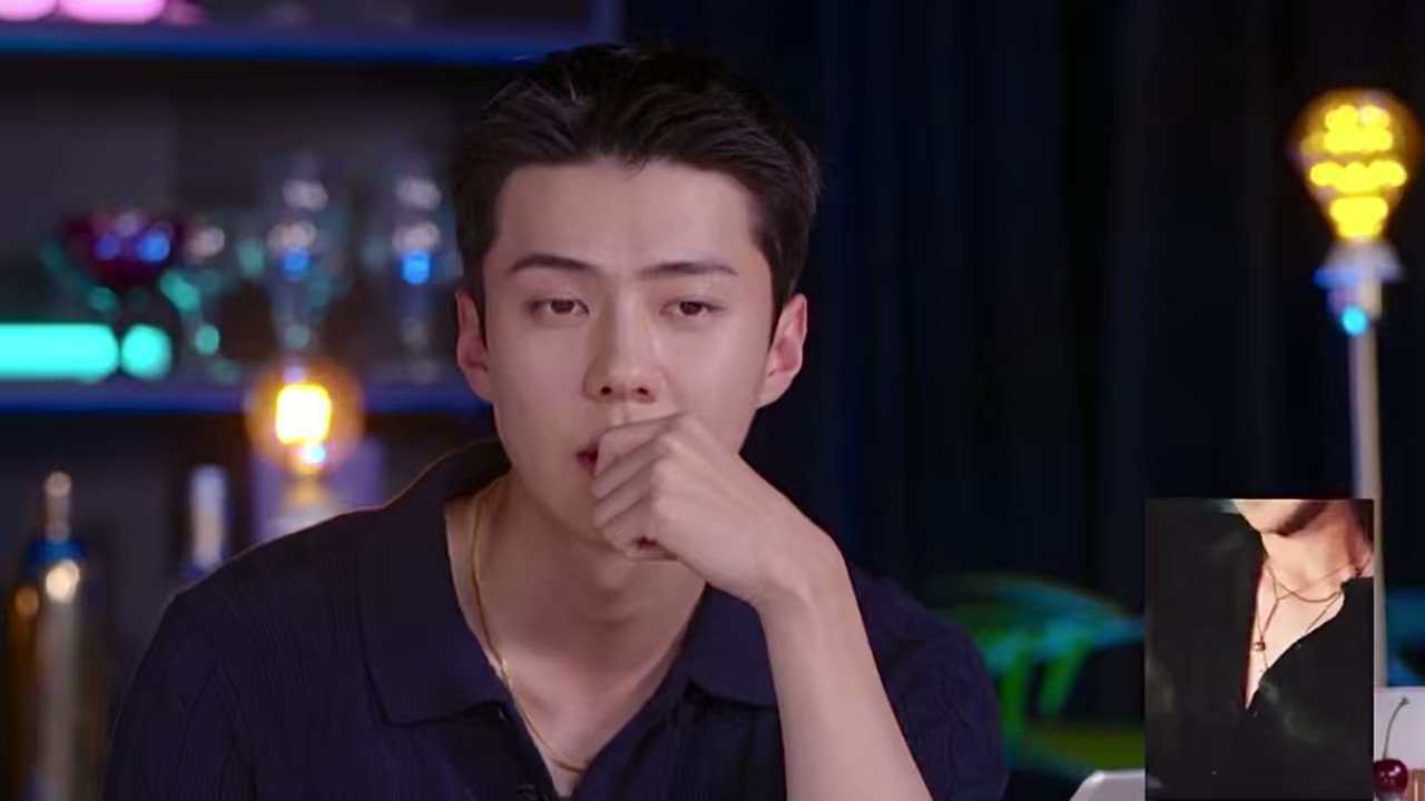 on-twitter-kyungsoo-keeps-zooming-in-on-sehun-s