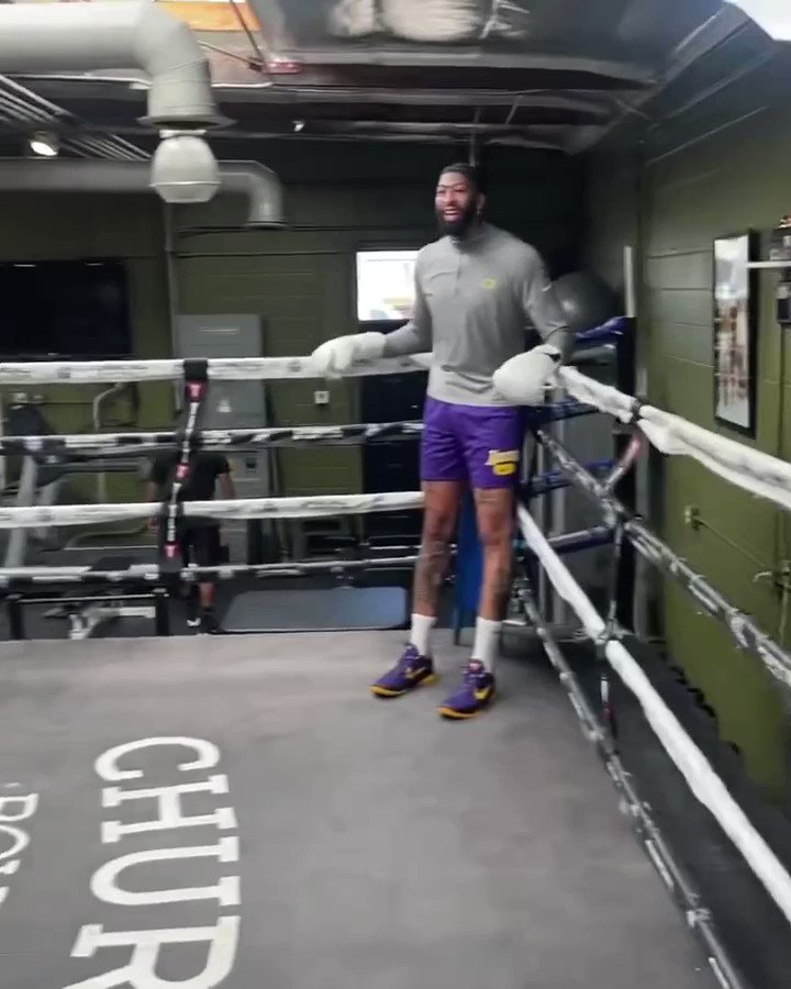 RT @DailyLoud: Anthony Davis showing off his boxing skills https://t.co/cpQfQhxfeW