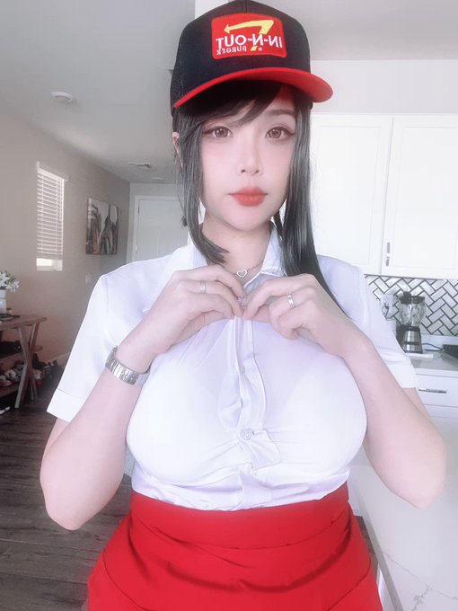 Serving you burgers ❤️ https://t.co/hFgxSkidu5<a href="/tag/jujutsukaisen"class="tags"><span>#jujutsukaisen</span></a>