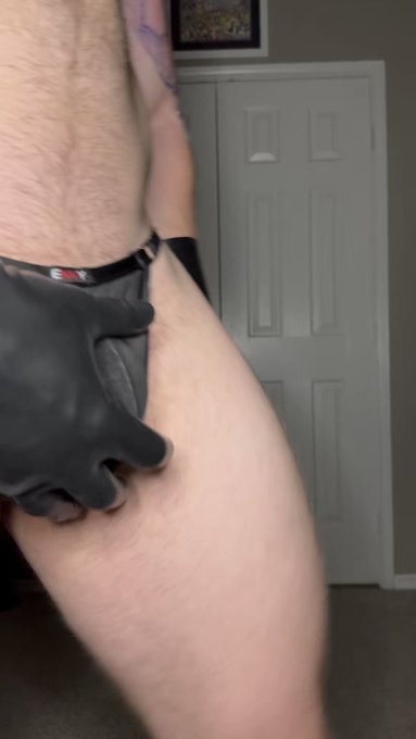 Finally put on the black latex gloves I bought months ago ? https://t.co/3D9Z792b7m
