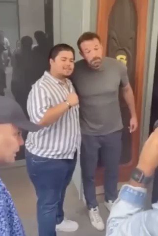 RT @crazyclipsonly: Ben Affleck trying to smoke a cigarette https://t.co/lszY5cTDYE