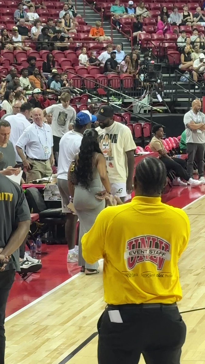 RT @ClutchPointsApp: Heat legend Dwyane Wade and 49ers WR Deebo Samuel embrace at halftime.

(via @TomerAzarly) https://t.co/Q4sD4OTETd