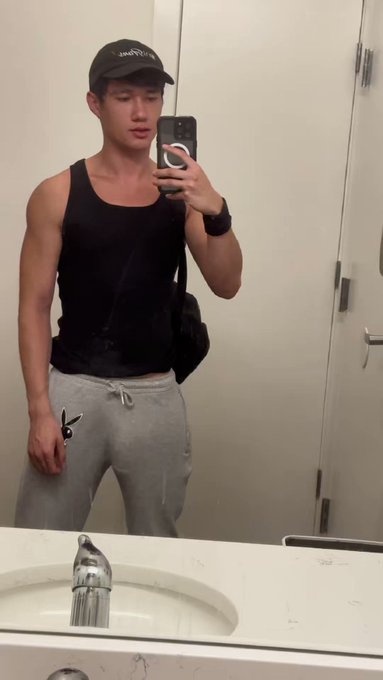 What&rsquo;s the first thing you noticed when you saw me today? a) my hat b) my wristband c) my pants d) other