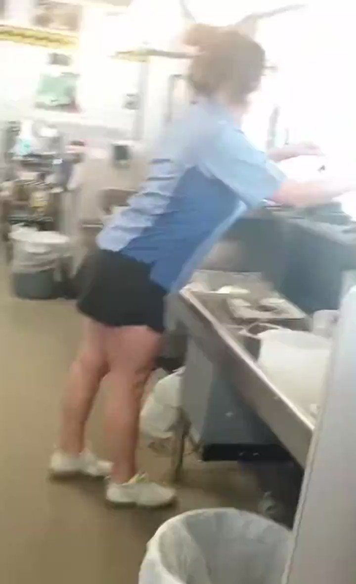 RT @PopCrave: Lana Del Rey spotted working at a Waffle House in Alabama. https://t.co/CLWuvEyazr